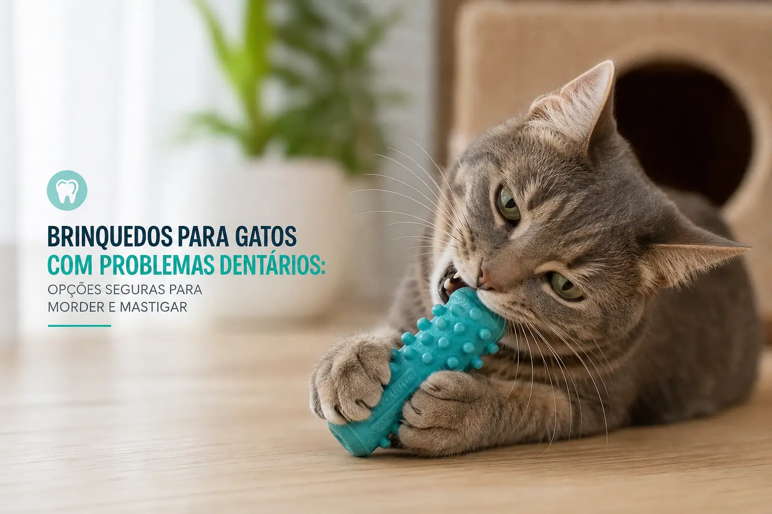 Gato de pelos cinza mastigando brinquedo azul no chão de madeira