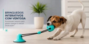 Cachorro brinca com brinquedo interativo azul no chão de madeira
