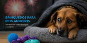 Cachorro marrom claro sob cobertor, brinquedos ao redor