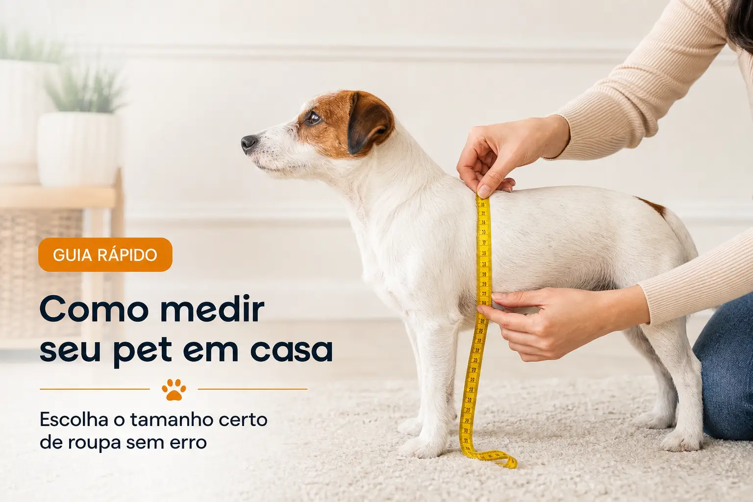 Pessoa medindo cachorro branco e marrom no tapete com fita métrica