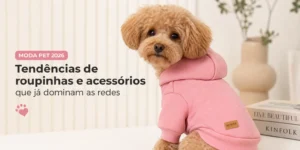 Poodle marrom pequeno com casaco rosa na sala, Moda Pet 2026