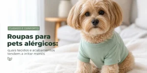Cachorro pequeno de pelos dourados com camiseta verde